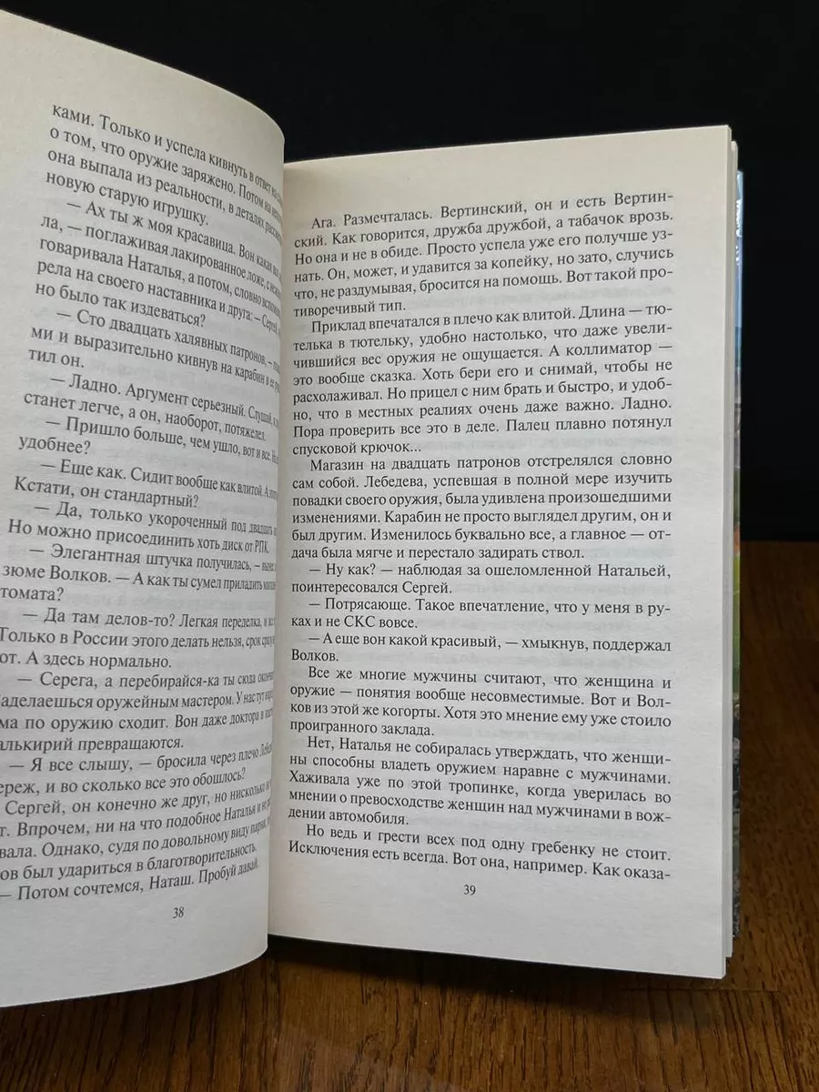 Застряла под кроватью и, конечно же, брат не смог пройти мимо