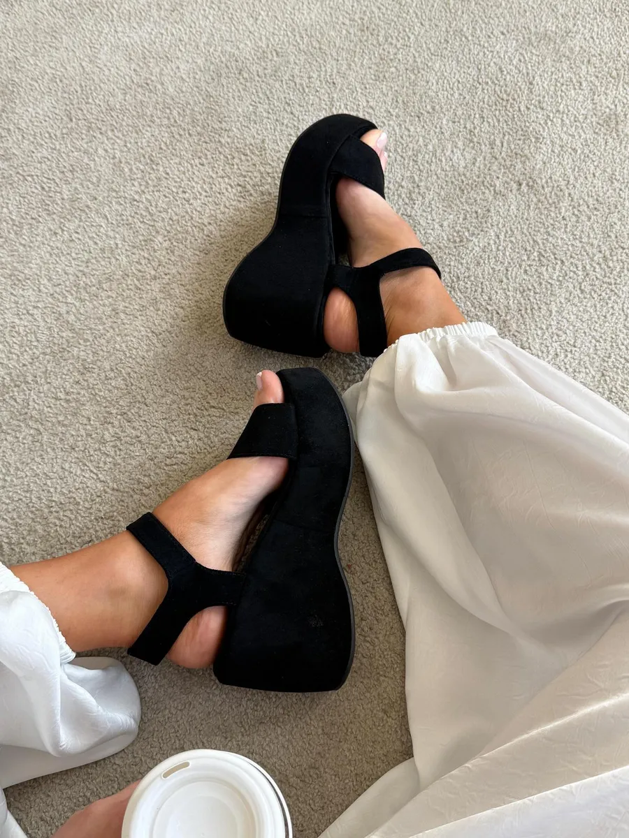 Летние босоножки на платформе танкетка